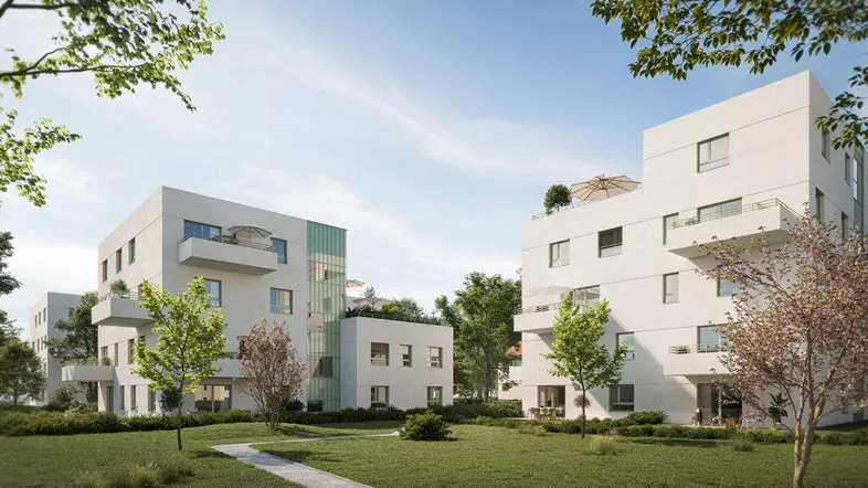 Moderne Wohngebäude mit weißer Fassade und grüner Umgebung, umgeben von Bäumen und Rasenflächen.