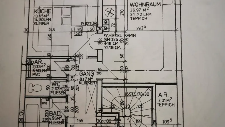 Grundriss einer Wohnung mit offener Küche, Wohnbereich, Terrasse, Bad und mehreren Schlafzimmern.