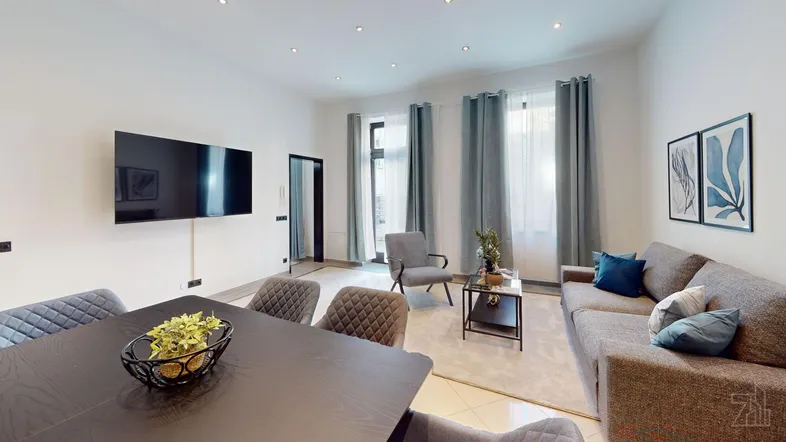 Helles Wohn- und Esszimmer mit modernem Design, großem Esstisch und Zugang zu einem Balkon.