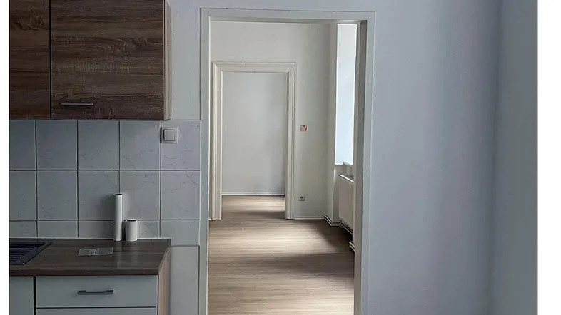 Küche und Blick in den Wohnraum – Koppstraße4 Top26