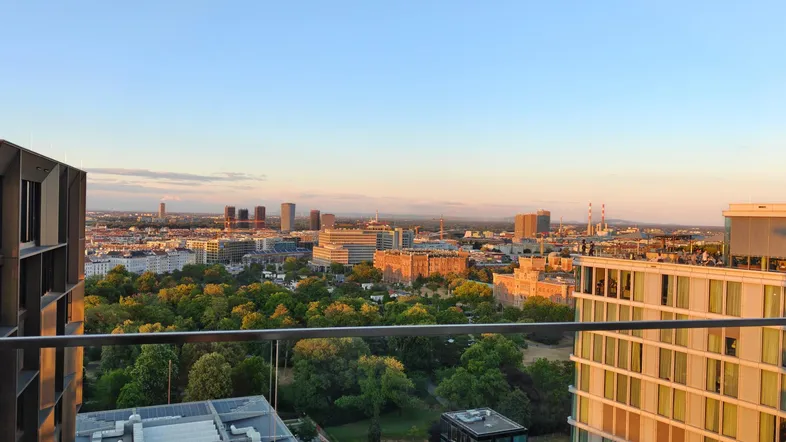 Panoramablick über die Stadt bei Sonnenuntergang von einem hohen Gebäude aus.