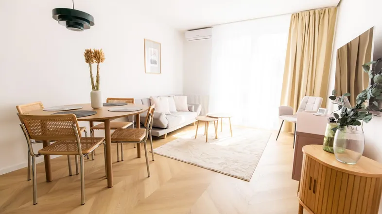 Helles Wohn- und Esszimmer mit modernem Parkettboden und stilvollen Möbeln.