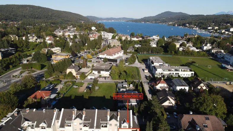 Luftaufnahme der Immobilie mit Blick auf den See und die umliegende Landschaft.