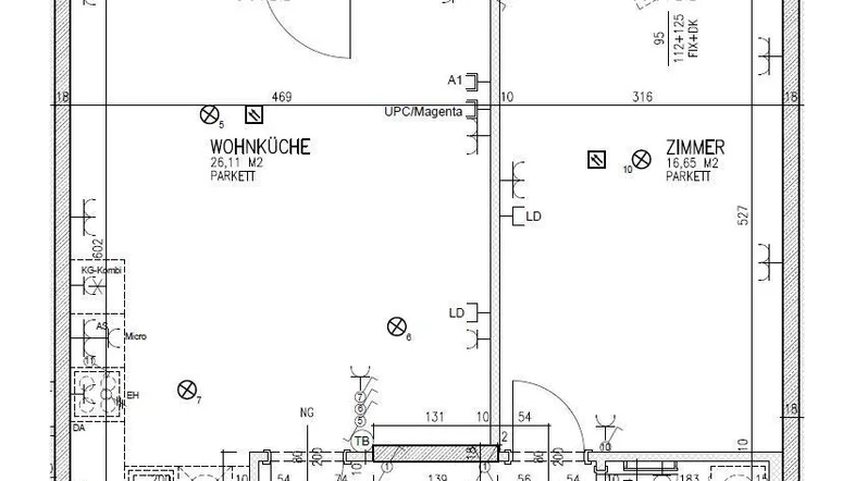 Detaillierter Grundriss einer Wohnung mit Wohnküche, Zimmer, Bad und Balkon.