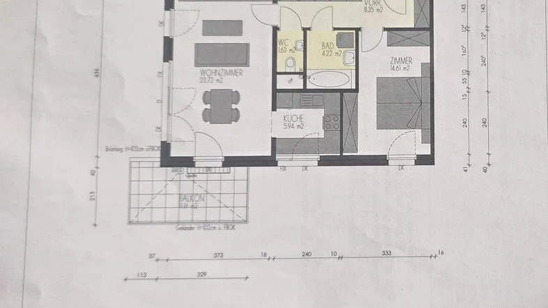 Grundrissplan einer Wohnung mit Wohnzimmer, Schlafzimmer, Küche, Bad und Balkon.
