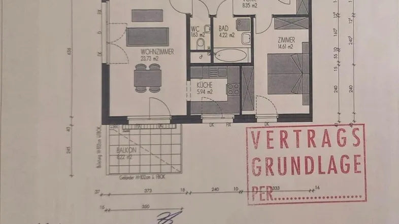 Grundriss einer Wohnung mit Wohnzimmer, Küche, Bad, WC, Schlafzimmer und Balkon.