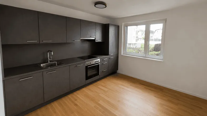 Moderne Küche mit dunklen Schränken, hellem Holzboden und Fenster mit Blick ins Grüne.