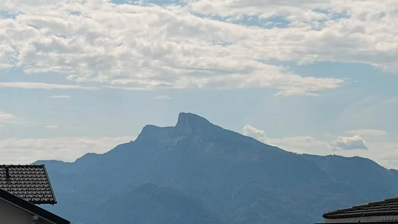 Panoramablick auf den See und die umliegenden Berge von der Immobilie aus.