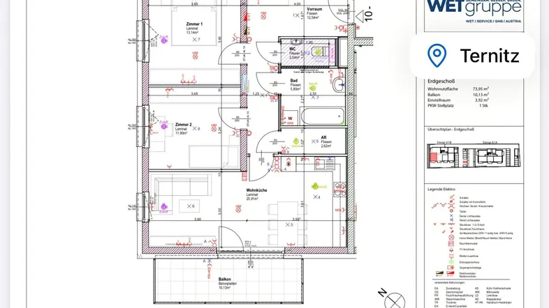 Detaillierter Grundriss der Erdgeschosswohnung mit zwei Schlafzimmern, Wohnbereich und Balkon.