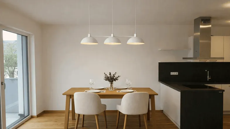 Helles Esszimmer mit Holztisch und modernen Pendelleuchten, offen zur Küche mit dunkler Arbeitsplatte.