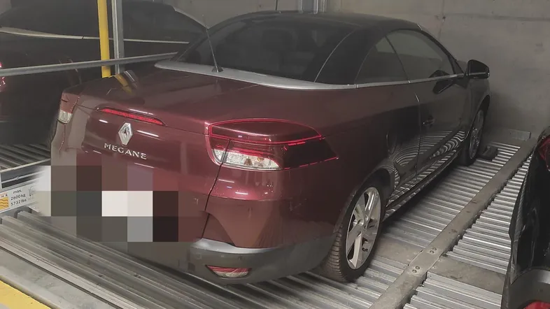 Tiefgarage mit mechanischem Parksystem für mehrere Fahrzeuge und effiziente Raumnutzung.