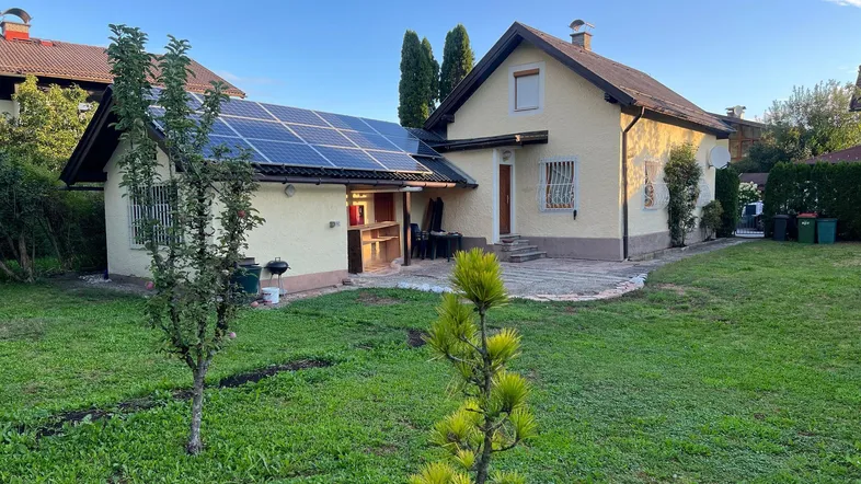 Haus mit Garten, Photovoltaikanlage und Außenbereich für Grillabende.
