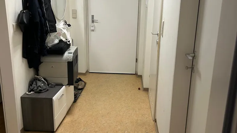 Heller Eingangsbereich mit Garderobe, Spiegel und praktischem Schuhschrank.