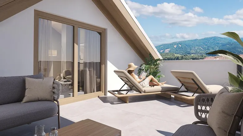 Geräumige Dachterrasse mit bequemen Liegestühlen und atemberaubendem Bergblick unter blauem Himmel.
