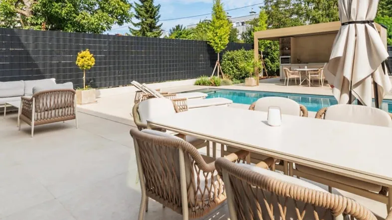 Große Terrasse mit Essbereich, Lounge-Möbeln und einem erfrischenden Pool für entspannte Stunden im Freien.