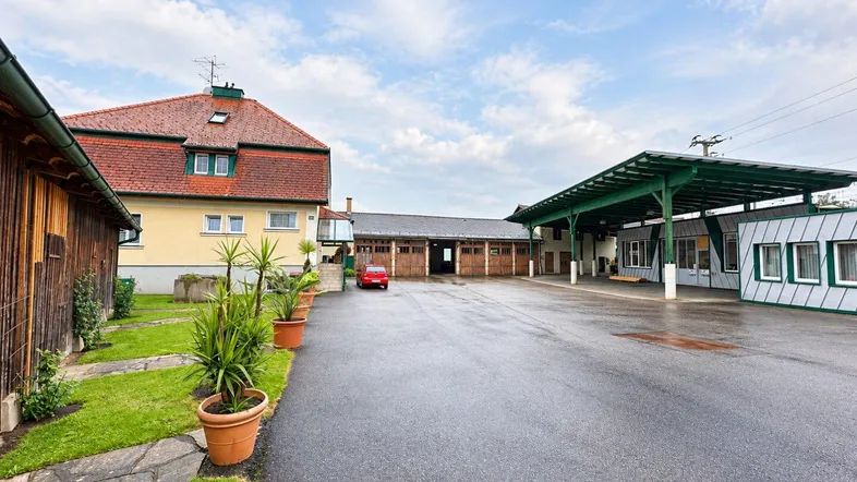 Großer Hofbereich mit mehreren Gebäuden und viel Platz im Freien.