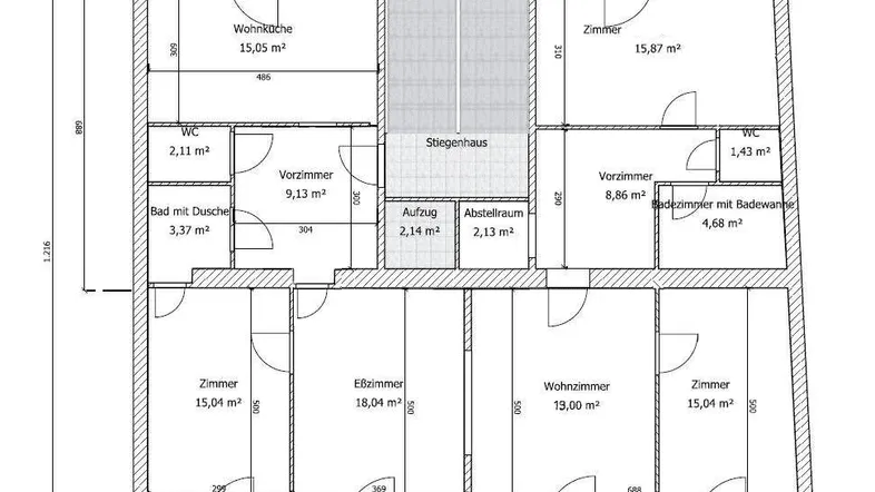 Grundriss einer Wohnung mit mehreren Zimmern, Bädern, WC, Aufzug und Abstellraum.
