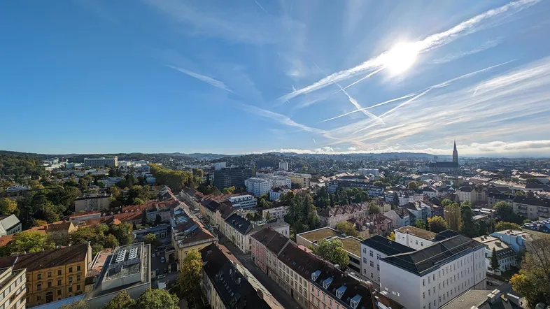 Panoramablick über die Stadt bei Tageslicht mit weitem Horizont und blauem Himmel.