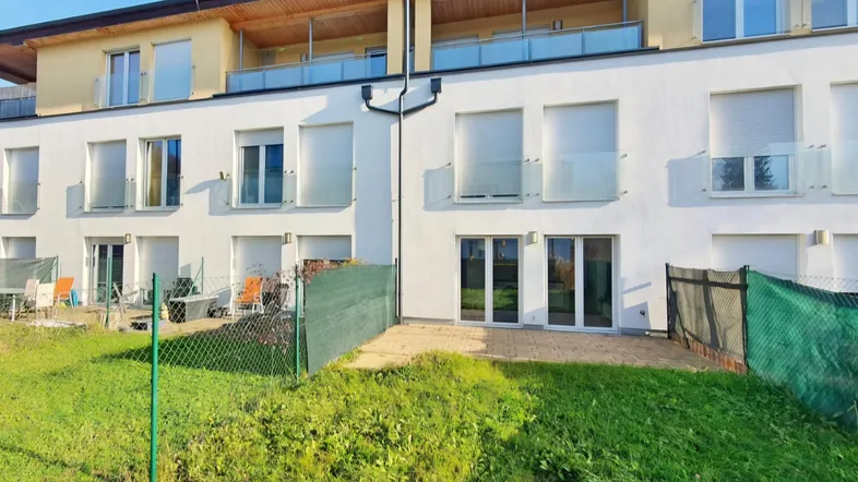 Moderne Reihenhäuser mit privaten Terrassen und Gärten sowie Balkonen in den oberen Etagen.
