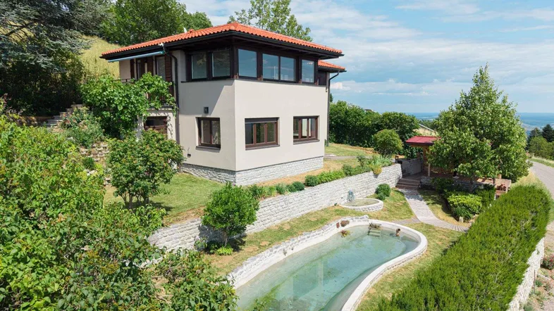 Freistehendes Haus mit Pool und gepflegtem Garten in Hanglage mit weitreichendem Ausblick.
