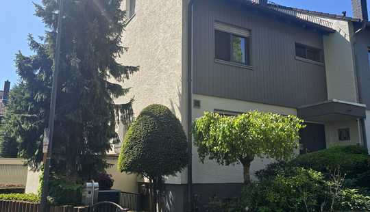 Bild von Frankfurt- Nieder Erlenbach: Ruhige Wohnlage im alten Ortskern. Modern. REH, Atriumhof, Garage.