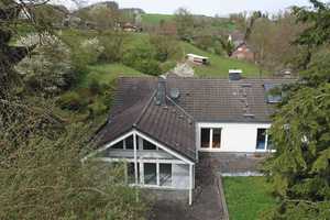 Ruhige, ungestörte Ortsrandlage: modernisierter Bungalow mit Platz für 2 Familien/Generationen – Oberbergischer Kreis – Vorschaubild 2