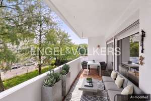 Komfortable Dreizimmerwohnung mit Aufzug, Balkon und eigener Garage zum Erwerb