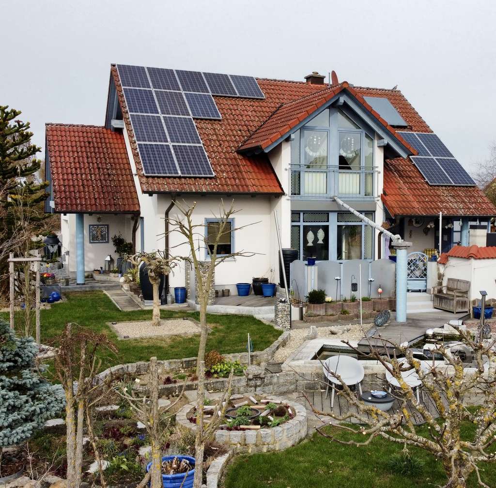 Immobilie in Werneck - Modernes Einfamilienhaus mit Garage und liebevoll gestalteter Gartenlandschaft - Bild 2