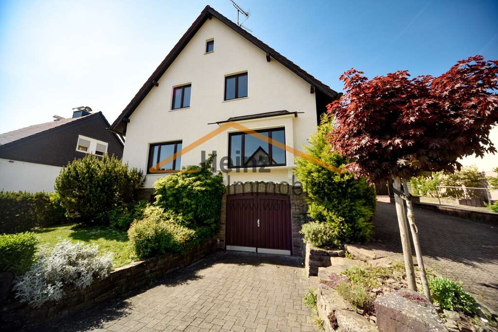 Freistehendes Ein-/Zweifamilienhaus mit großem Garten und Potenzial für zusätzliche Bebauung!!!