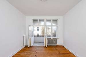 Altbauwohnung mit Balkon und viel Entwicklungspotenzial im beliebten Reuterkiez