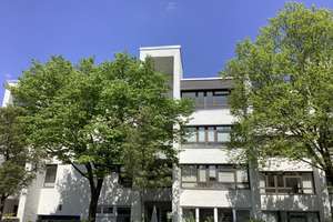 Ganz oben: : schöne  renovierte 3 Zimmer Whg. mit Essdiele und Südterrasse – Karl-Witthalm-Str. 25, 81375 Neuhadern, München – Vorschaubild 2