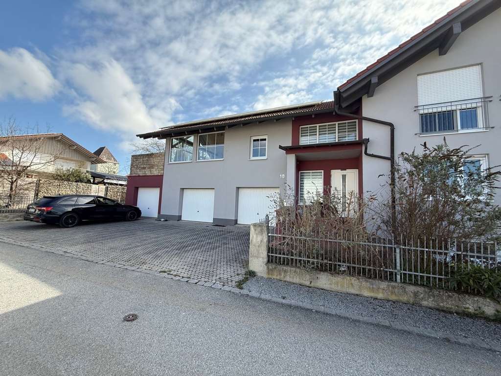 Immobilie in Eichendorf - Großzügiges Zweifamilienhaus mit PV-Anlage und 3 Garagen  - Bild 1