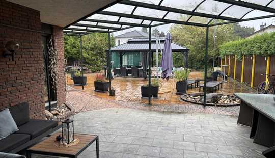 Bild von Bungalow mit großzügigem Garten und Pool in Langen