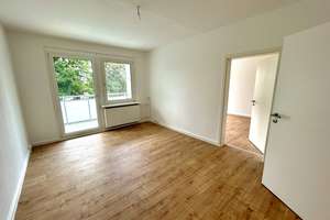 Wunderschöne 4 - Raumwohnung in Top Lage mit Einbauküche und Balkon