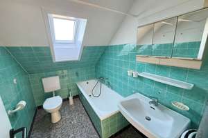 Renovierungsbedürftige 3-Zi.-DG-Whg. mit Balkon * Garage + Stpl. * Gartenanteil * Top Wohnlage * – Die vollständige Adresse der Immobilie erhältst du vom Anbieter., 70327 Wangen, Stuttgart – Vorschaubild 6