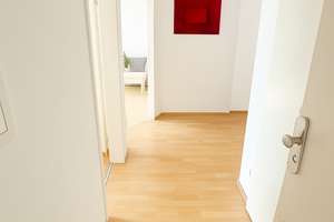 MÖBLIERT und über den Dächern von Düsseldorf: 3 Zimmer in Friedrichstadt – 40215 Friedrichstadt, Düsseldorf – Vorschaubild 2