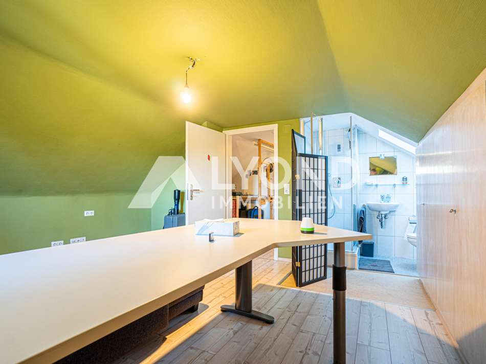 Dachgeschosszimmer mit Dusche 