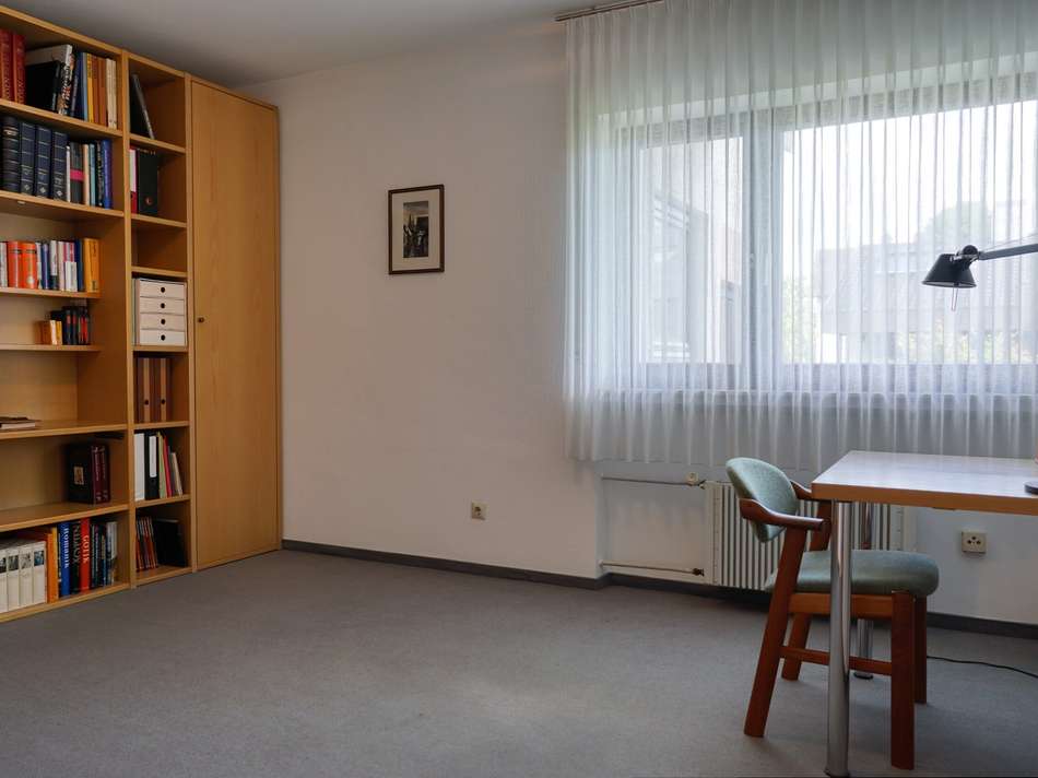 das Arbeitszimmer im EG