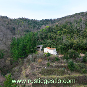 Rustikales Anwesen mit Bauernhaus und Scheune in Sant Hilari Sacalm (Girona)