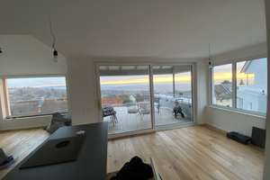 Neubau: Über den Dächern von Esslingen: Ruhiges Penthouse mit Ausblick, Aufzug& Naturnähe