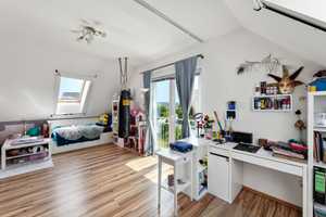 Energiesparend mit Photovoltaik und Wärmepumpe! Modernes Haus mit traumhaft großem Garten. – Erlangen-Höchstadt (Kreis) – Vorschaubild 9