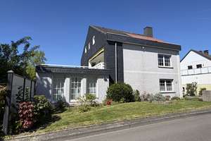großzügiges Einfamilienhaus mit Einliegerwohnung und Garage!