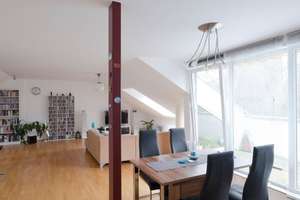 moderne Dachgeschosswohnung mit Sonnenbalkon und Blick ins Grüne