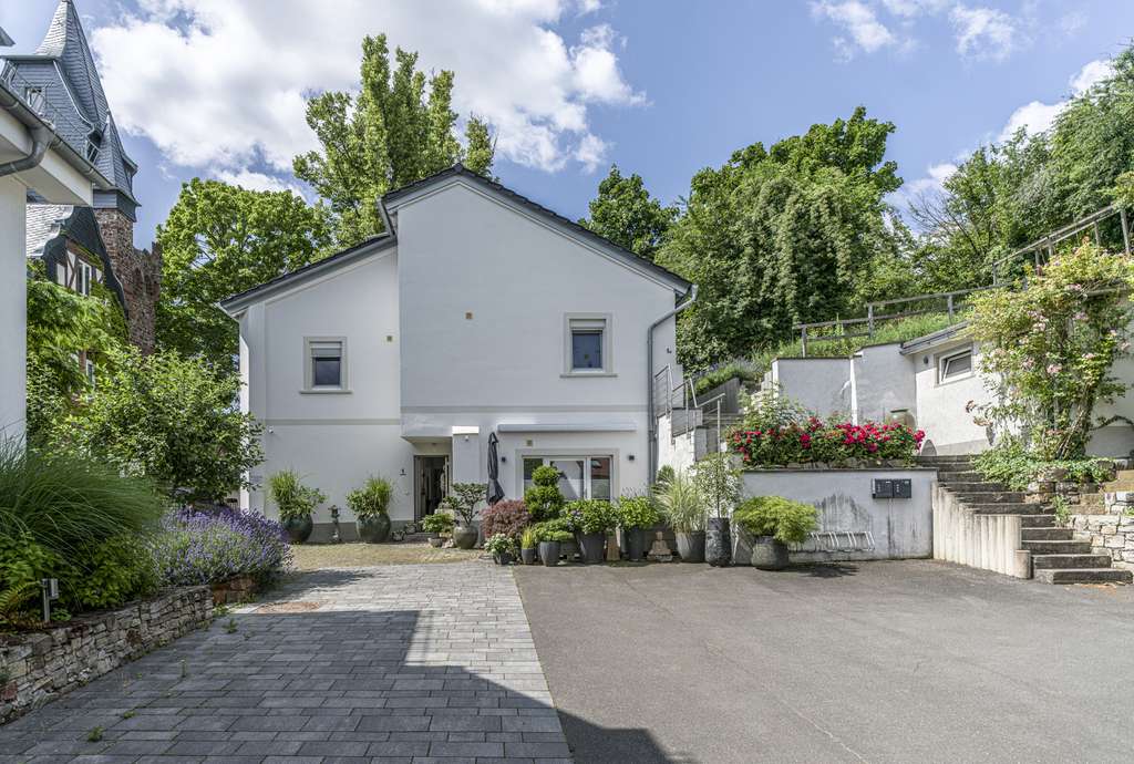 Immobilie in Geisenheim - Modernisiertes Zweifamilienhaus mit Blick auf Schloss Johannisberg - Bild 0