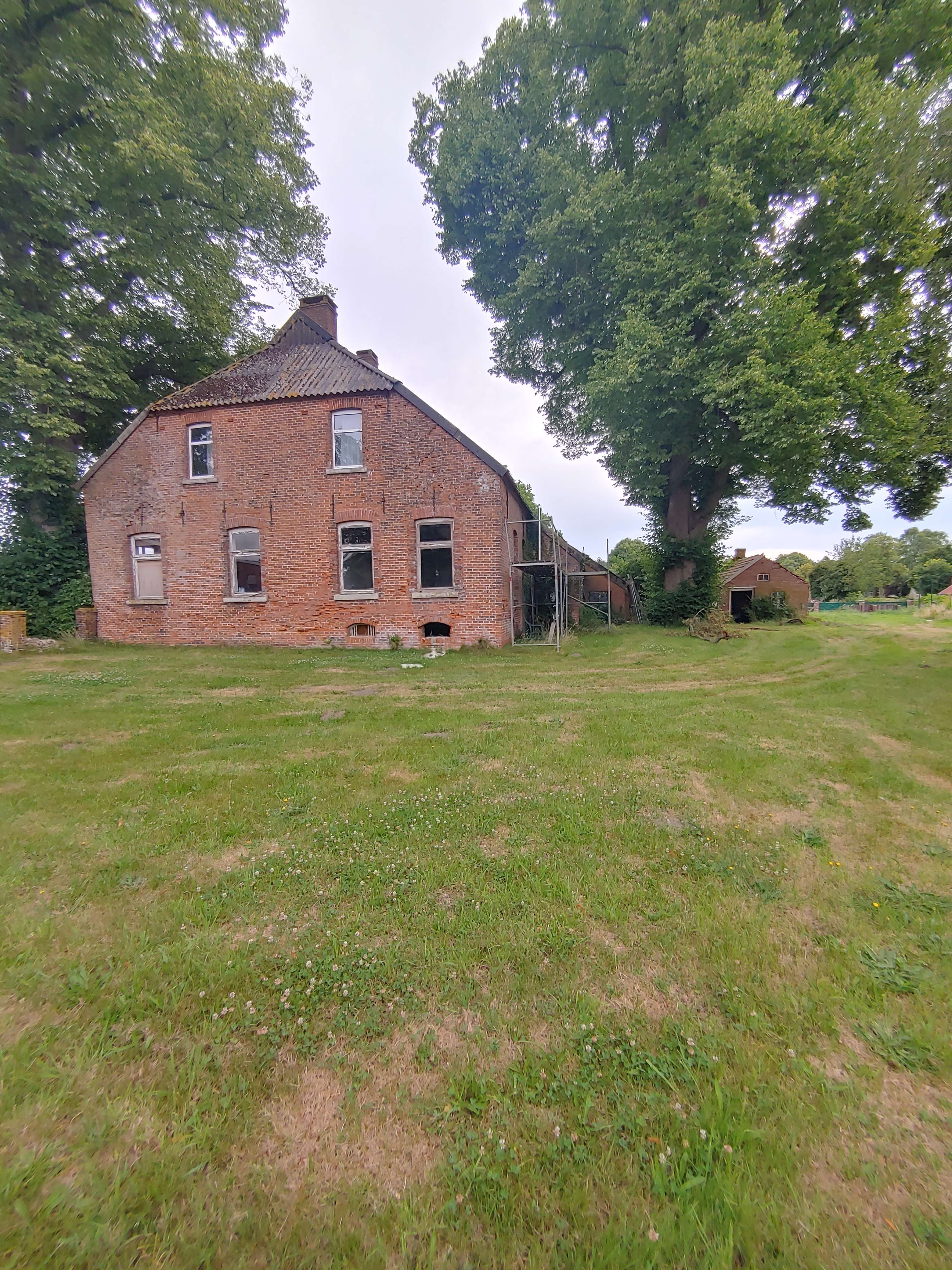 Gulfhaus in malerischer Stille mit altem Baumbestand in Holtland, Leer Kreis – Bild 1