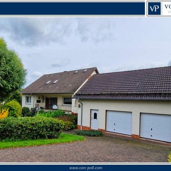 Ein-/Zweifamilienhaus mit großzügiger Garage und passendem Grundstück