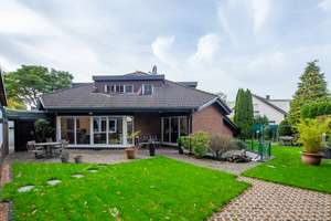 Großes Architektenhaus mit zwei Doppelhaushälften in Köln-Seeberg