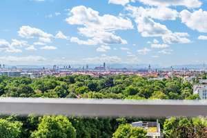 Münchner  Skyline plus Alpenpanorama:  eine Aussicht, so selten ist wie die Gelegenheit.