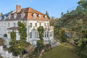 Charmante Herrenhaushälfte mit Waldblick in Berlin-Westend sanierungsbedürftig