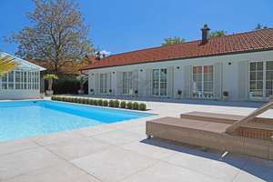 Lichtdurchfluteter Bungalow mit Pool und Garten in Siegsdorf – Die vollständige Adresse der Immobilie erhältst du vom Anbieter., 83313 Siegsdorf – Vorschaubild 1